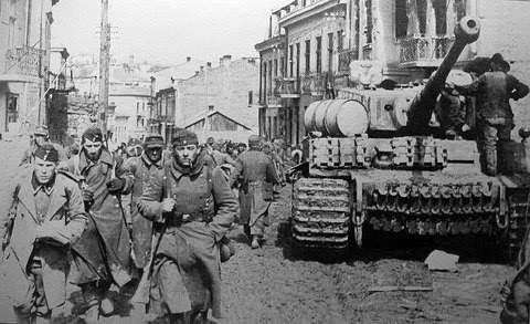 армія і танк на вулицях Тернополя у 1918 році